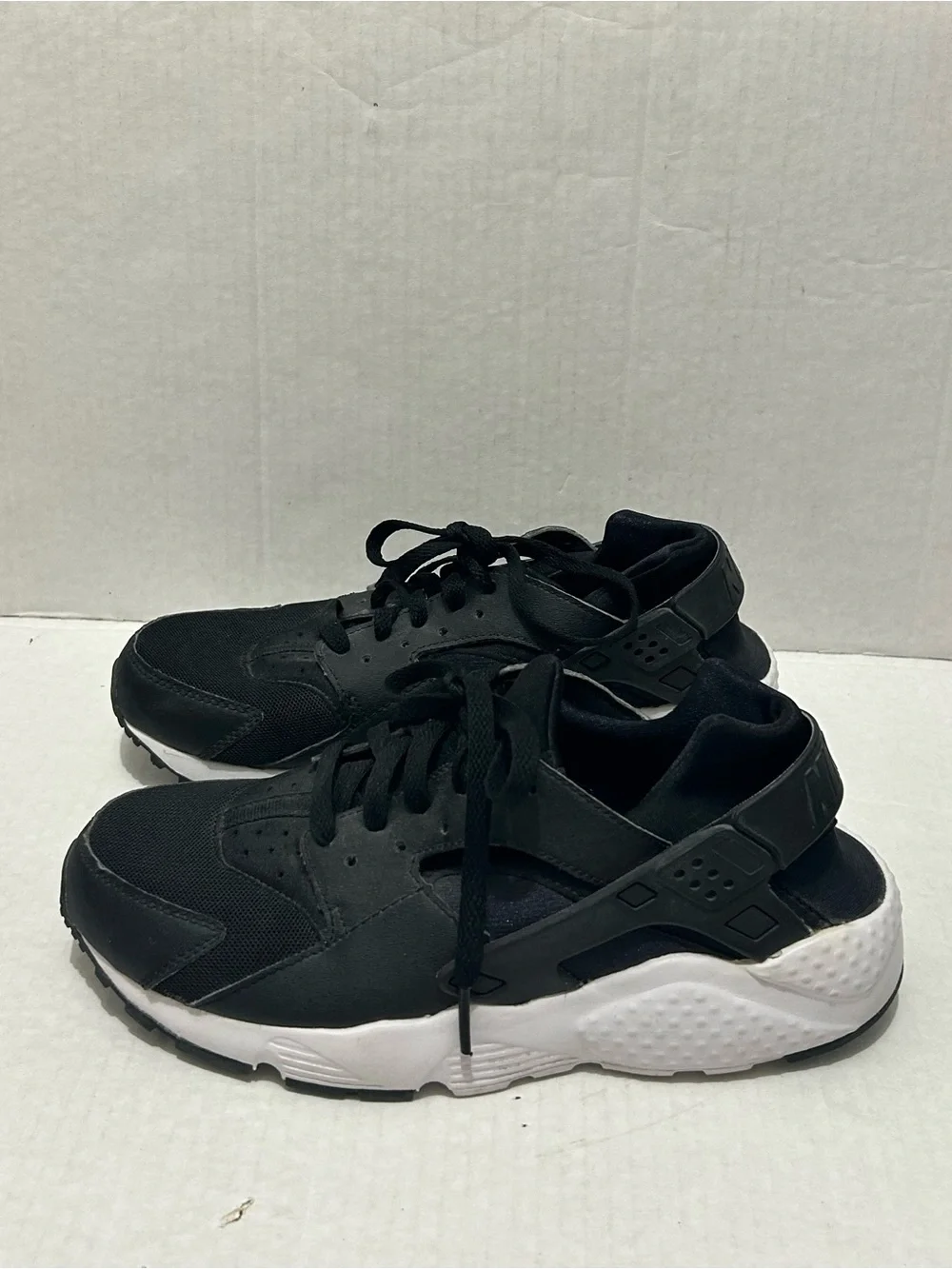Nike Huarache Sneakers Shoes 6.5 Youth Boys Black White Athletic